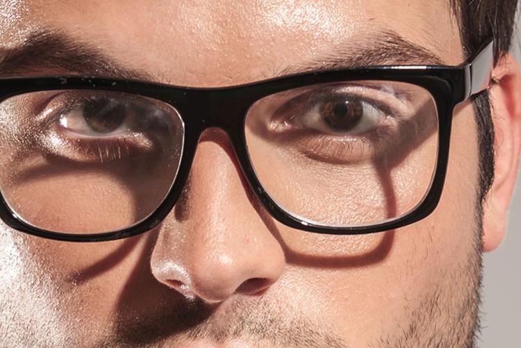 Eine Brille schränkt die Ausleuchtung einer Person auch bei einer harten Lichtführung ein: es entstehen störende Schlagschatten, die erst richtig 